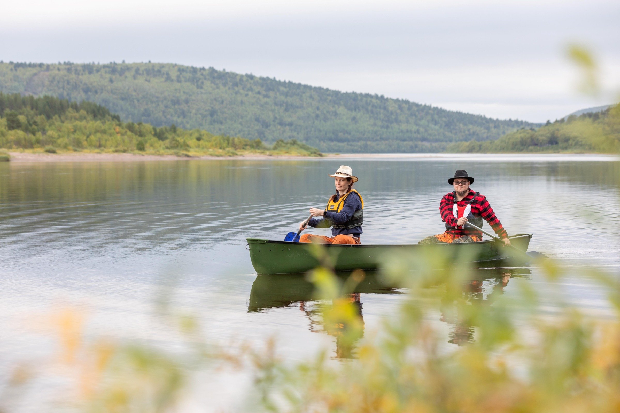 Mies ja nainen melovat joella