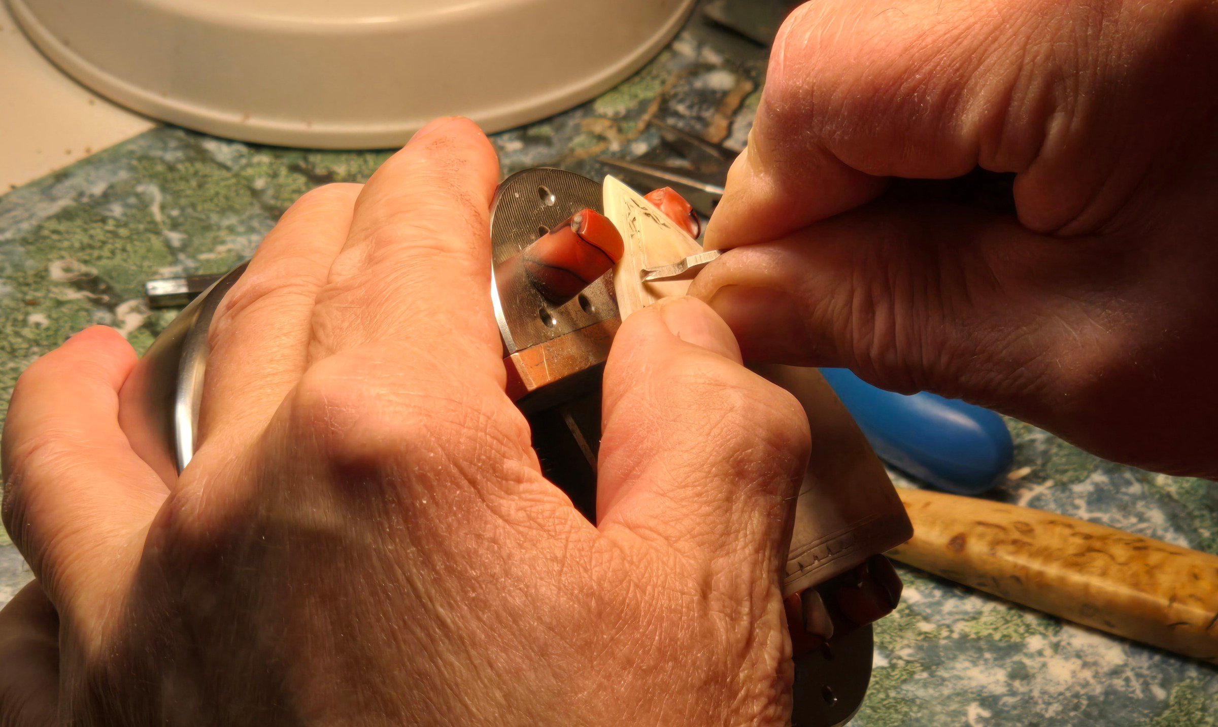 Puukko- ja korutaiteilija Ilmari Tapiola - 50-vuotinen ura palkitaan Pro Finlandialla