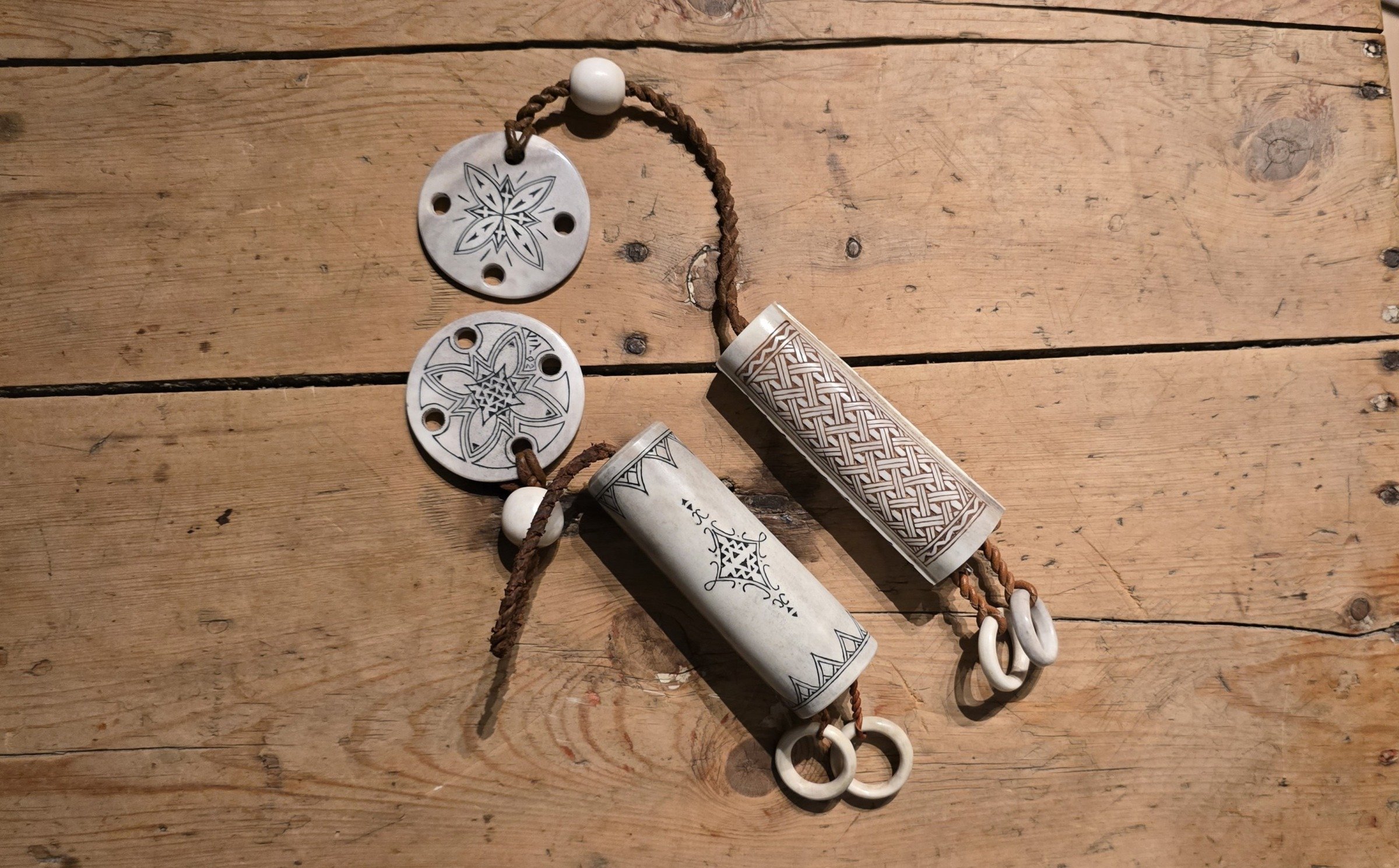 sarvesta valmistetut neulakotelot