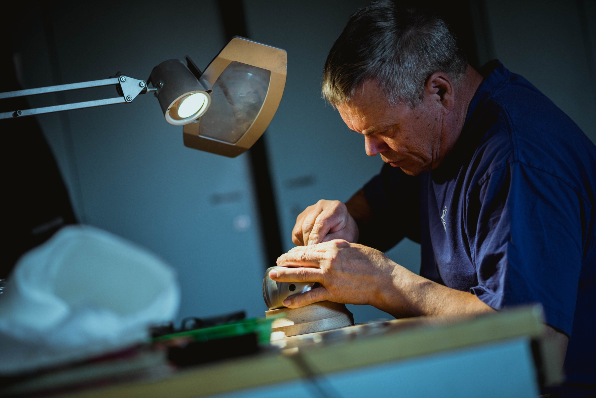 mies kaivertaa sarvea