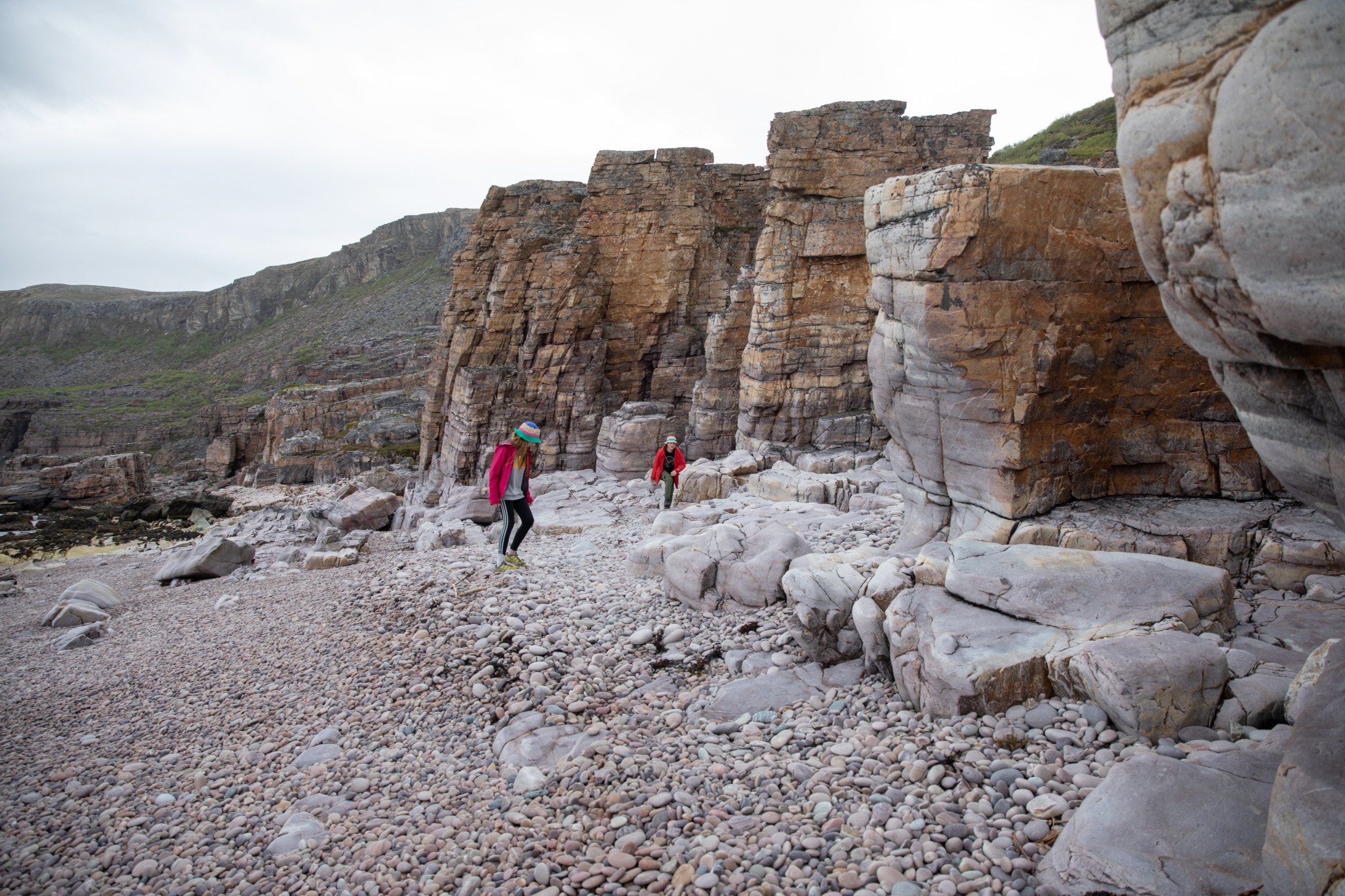 kaksi henkilöä rullakivirannalla 