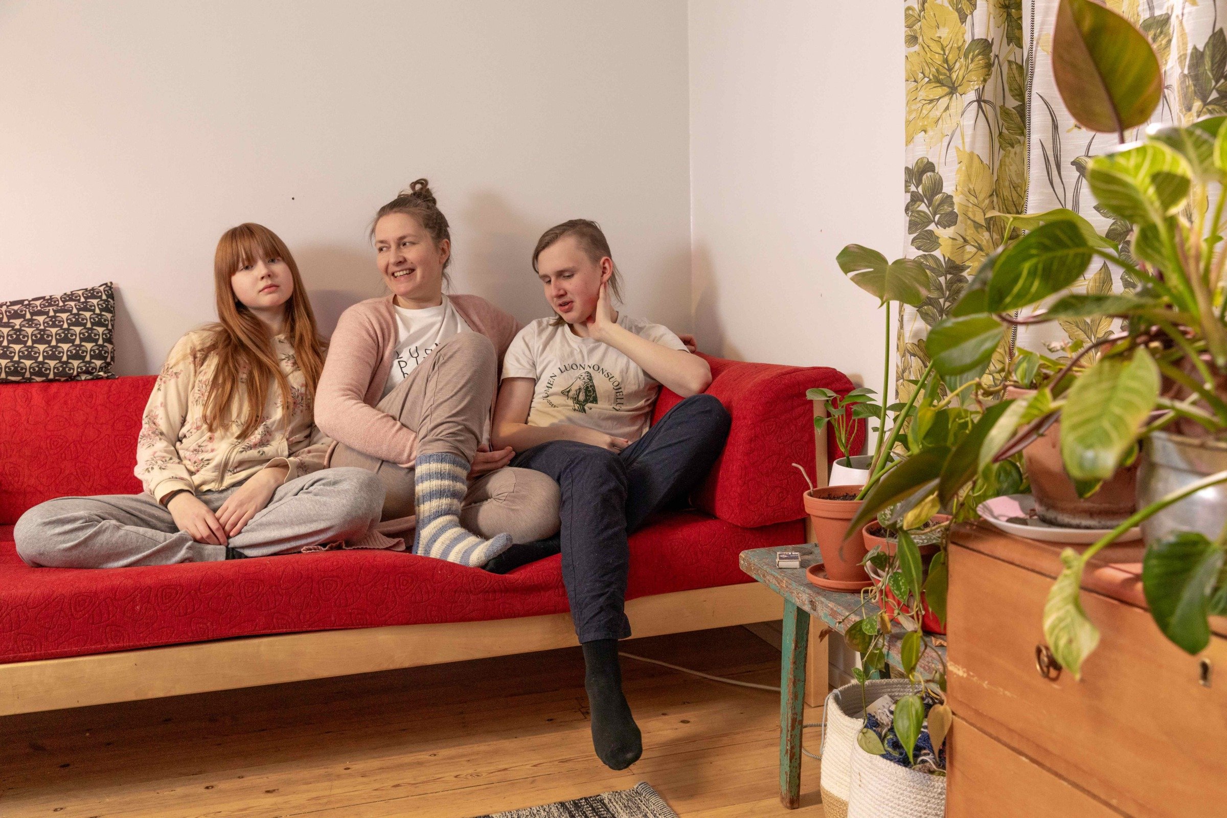 Nainen ja lapset sohvalla