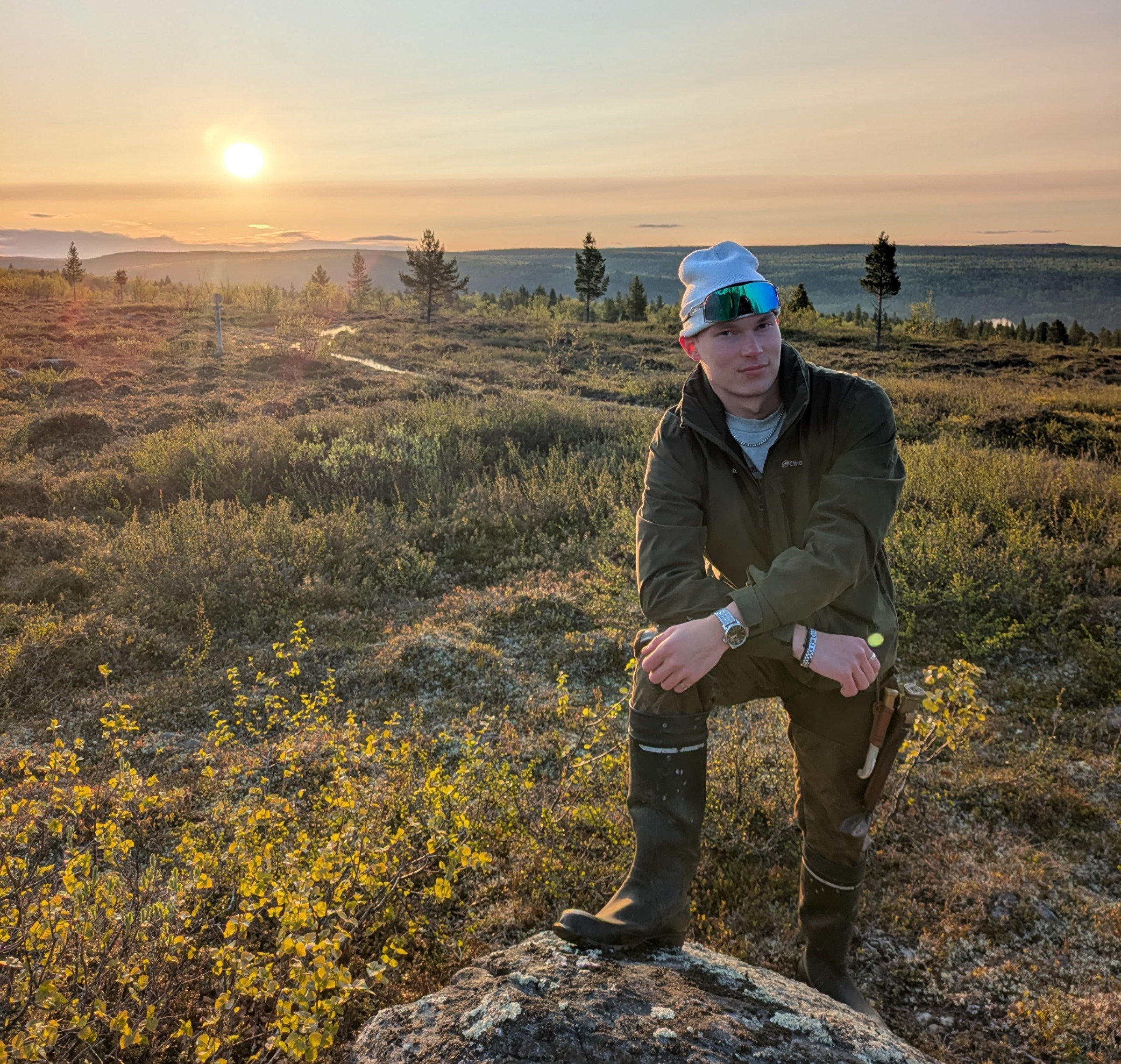 nuori mies ruskamaisemassa