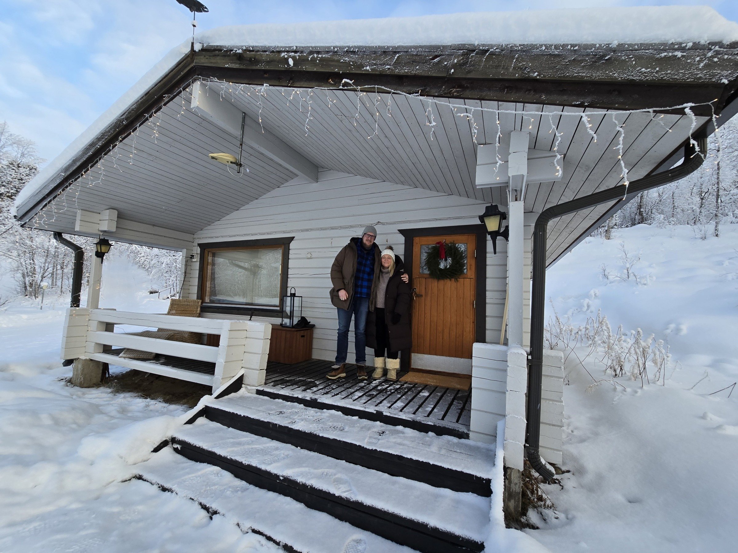 pariskunta seisoo mökin kuistilla