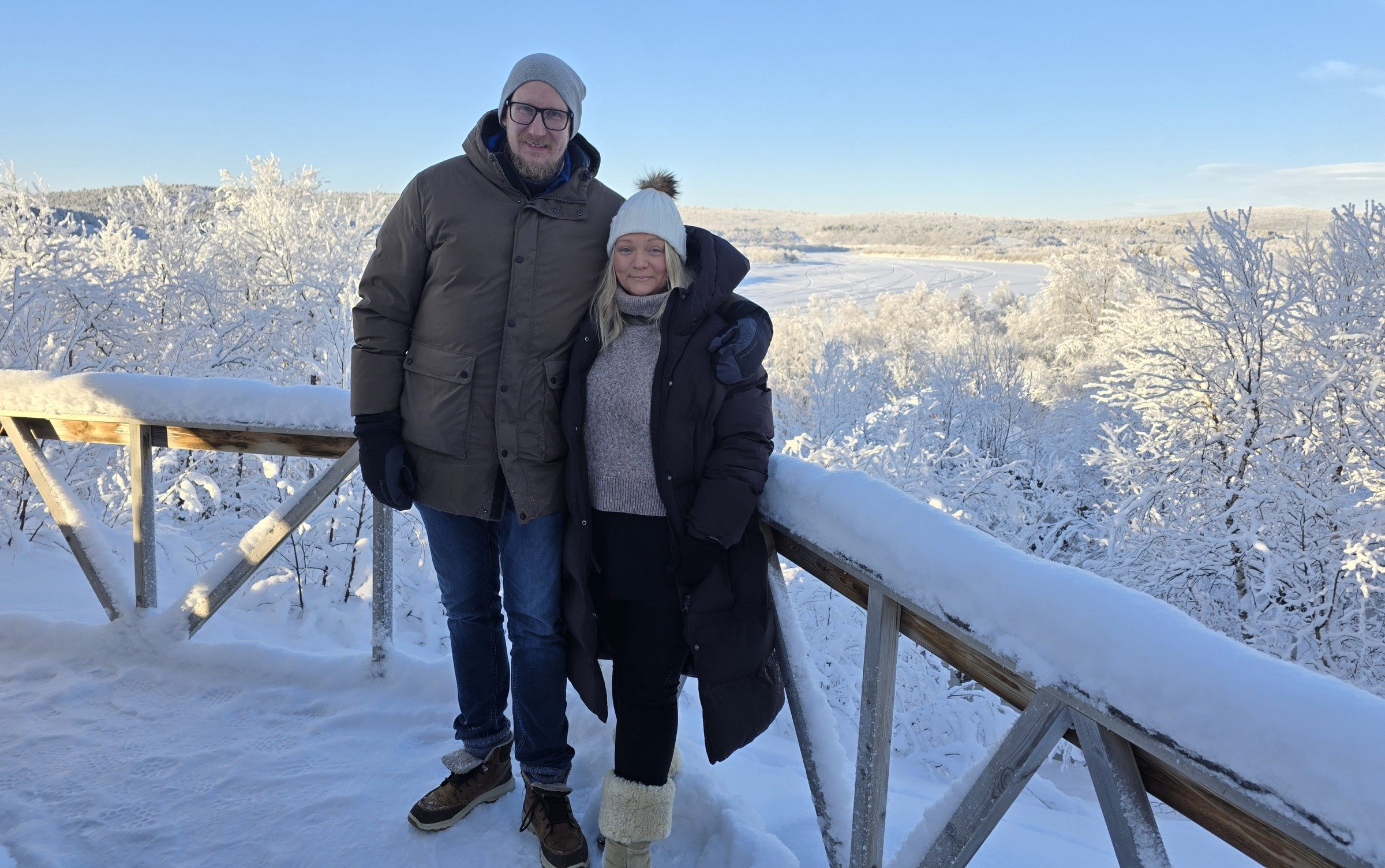 pariskunta talvisessa maisemassa
