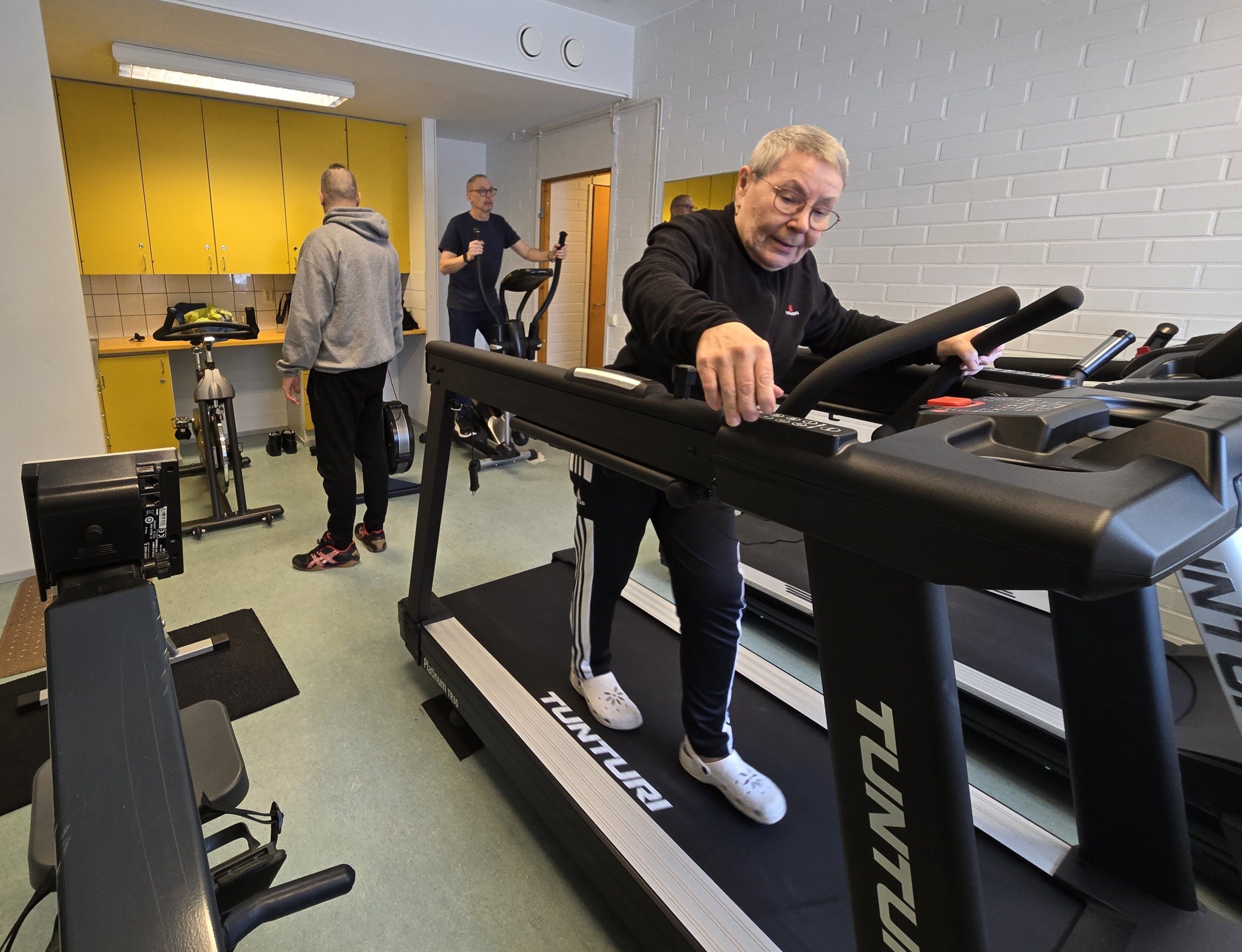 ihmisiä kuntosalilla