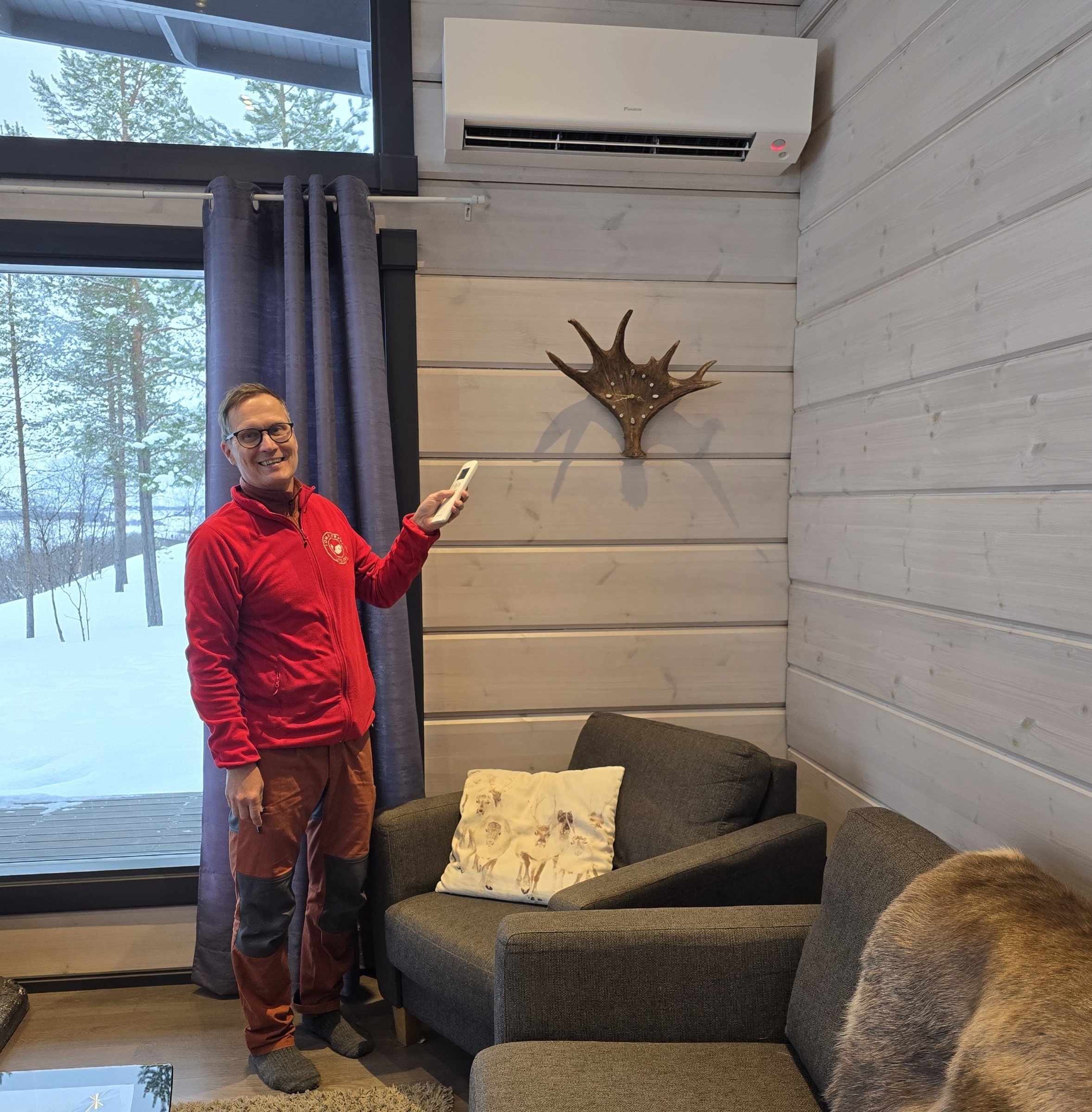 Mies seisoo ilmalämpöpumpun alla