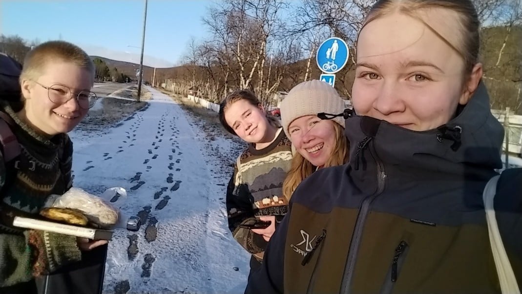 4 lukiolaistyttöä